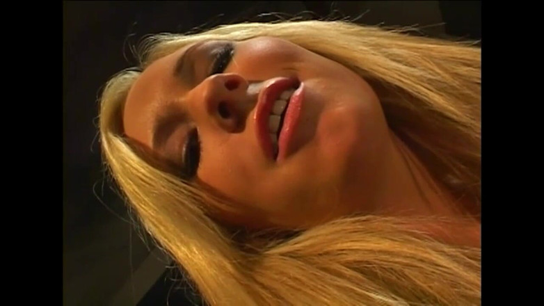 American Stallion: Masturbation sauvage pour une salope blonde américaine