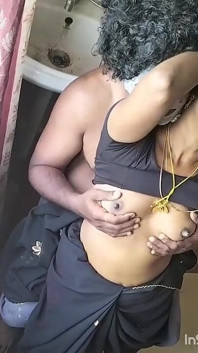 Cuplu tamil cu țâțe suge romantism