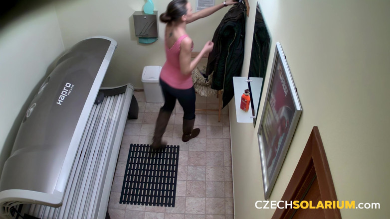 Czech Solarium: Czech Solarium 147 สาวสีผมบรูเน็ตเล่นกับหีเธออีกครั้ง