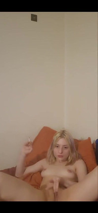Een volle sigaret roken en spelen met mijn poesje
