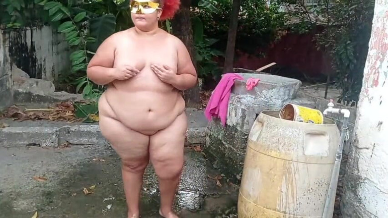 Gordita Culo Rico: Моя шлюха-мачеха принимает душ во внутреннем дворе