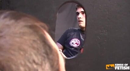 Gay Diaries: หนุ่มน้อยช่วยตัวเองแล้วแตกคาปากผู้ชายผ่านรู glory hole