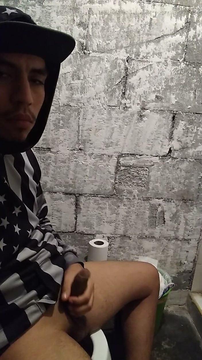 AlexAlejandro13: 당신은 화장실에서 즐거운 시간을 보내고 있습니다