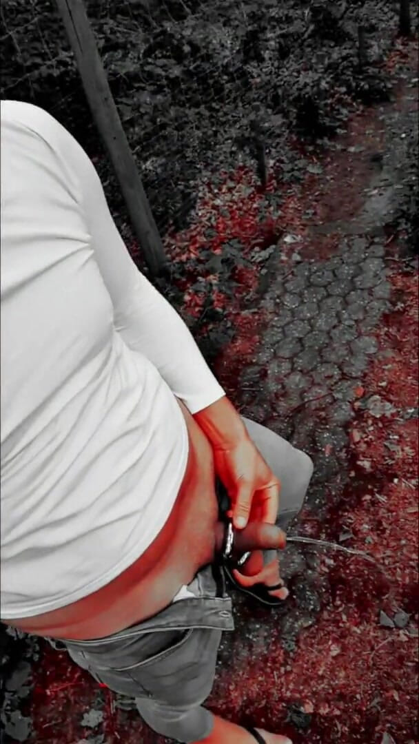 Slutboyben: Slutboyben Cam4 Babi kencing di luar ruangan