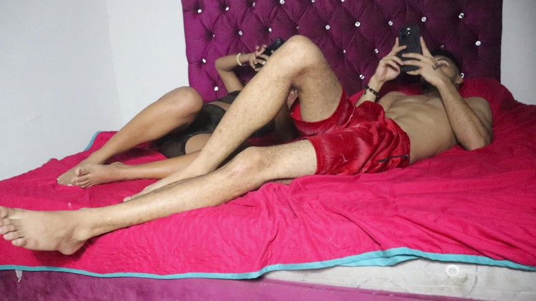 Perlahot69: 我的继妹在我的房间里看她的手机，她想要抚摸我的鸡巴，就像她的男朋友离开她一样