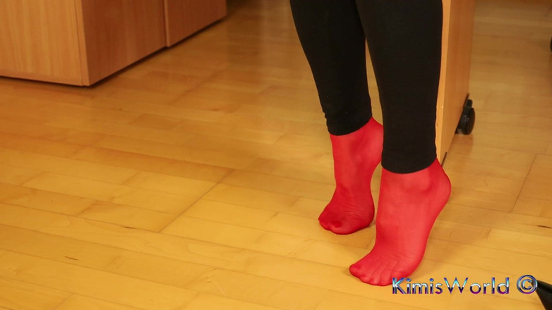 KimisWorld: レッドストッキング&amp;スティレットフットプレイ、レギンスの下
