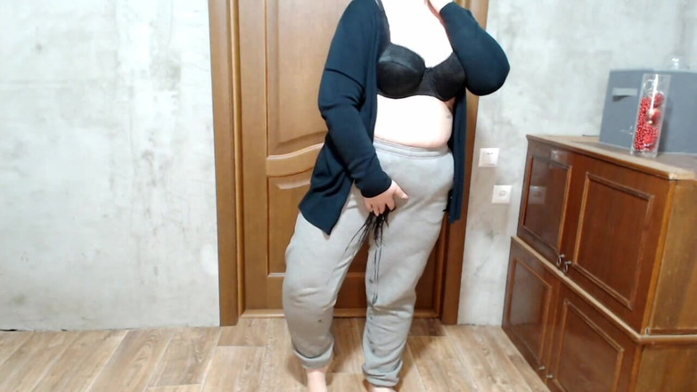 OurFetishLife: Фигуристая теща писает в ее штаны для тебя