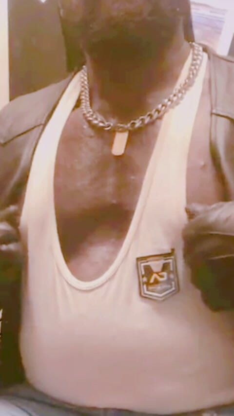 Black smoking muscle stepdad: Muskel stud läder denim stövlar rökning solo titpig