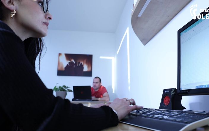 Czech Soles - foot fetish content: Adoration des pieds au bureau avec les collants et les...