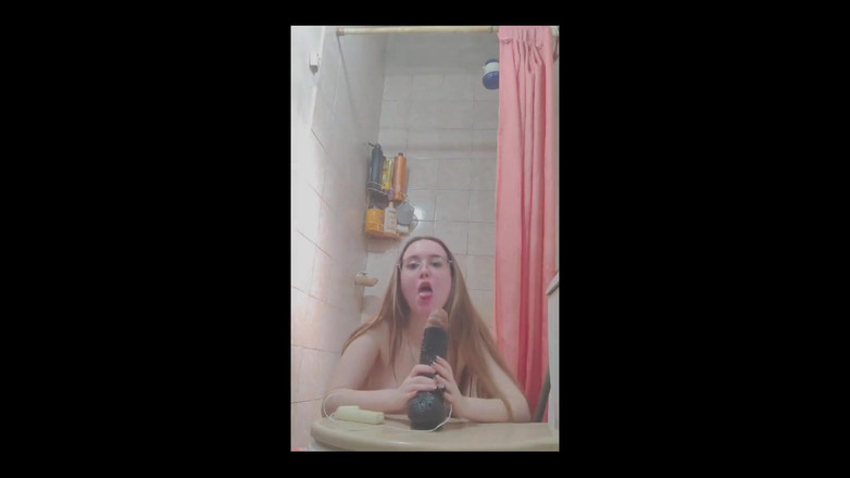 RavenHearth666VIP: Enorme consolador vs petite con gafas