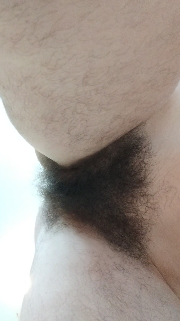 BW_Dolphin: Annusa la figa pelosa sulla tua faccia! Stretching mattutino nudo.