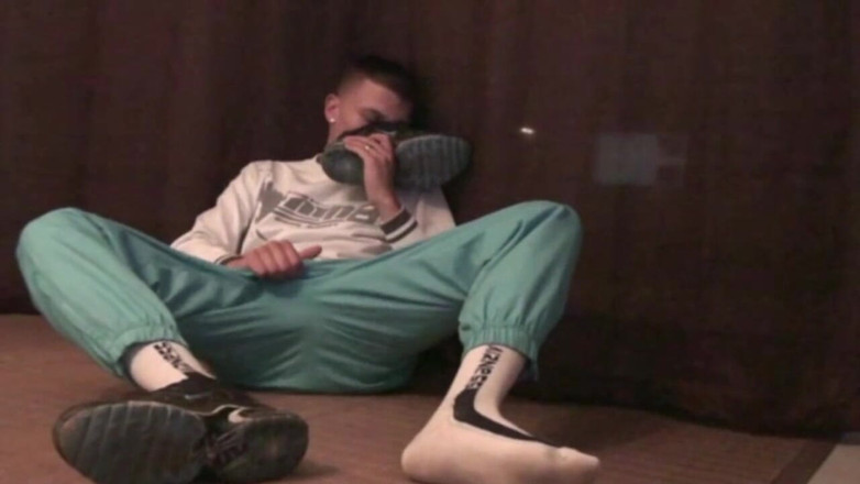 Sneaker gay: क्यू स्ट्रेट बॉय के लिए स्नीकर्स के साथ एकल हस्तमैथुन