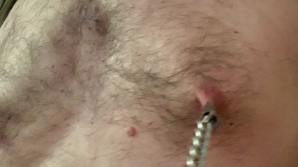 GayBear: travail des seins / man playing with his nipples
