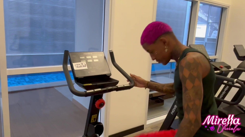 Mirellaoficialx: Ich, das dünne, silikonisierte Mädchen von Smart Fit