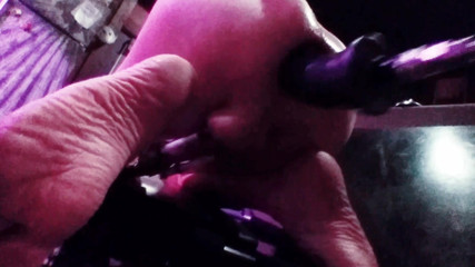 Tiffany Ciskiss: Götlü kız Tiffany Ciskiss ayaklarını göstererek göt makinesiyle sikiliyor