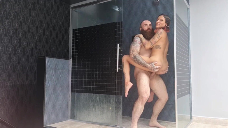 QweenSG: Nhiều lần phun nước trong phòng tắm và người đi xe đạp...