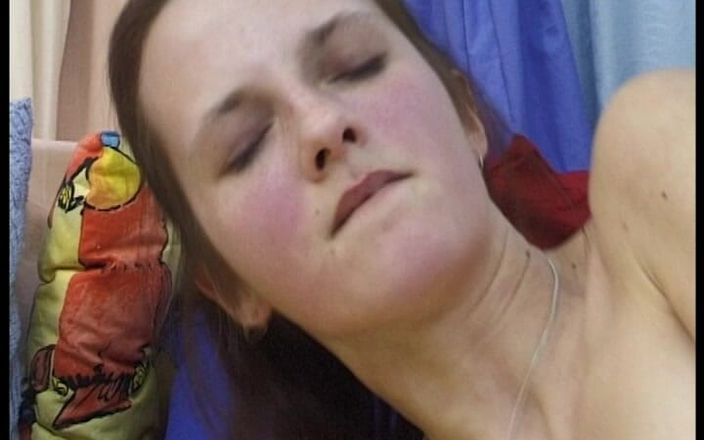 YOUR FIRST PORN: Eve Saugt похоть Mit Voller - Ева сосет с полным удовольствием