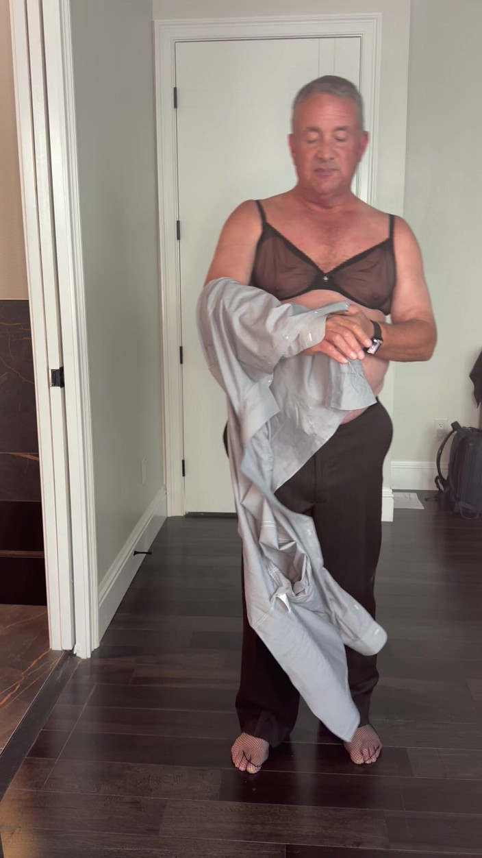 GottaLuvBB: सौतेला पिता सूट में घर आता है