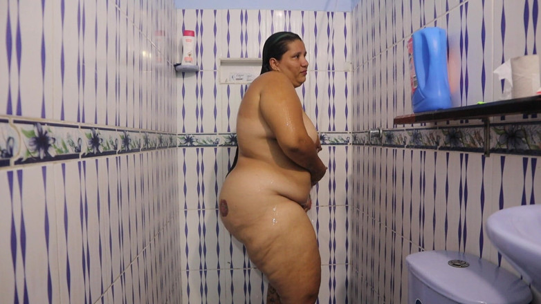 Lexly_16: Awek montel mandi dan menunjukkan semua pepek dan teteknya untuk...