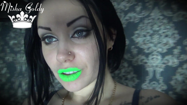 Goddess Misha Goldy: Adorazione della schiava con il rossetto verde neon