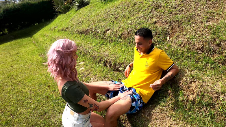 DaniClark: Моя подруга делает мне отличный минет с глубокой глоткой на улице, и я кончаю ей в рот