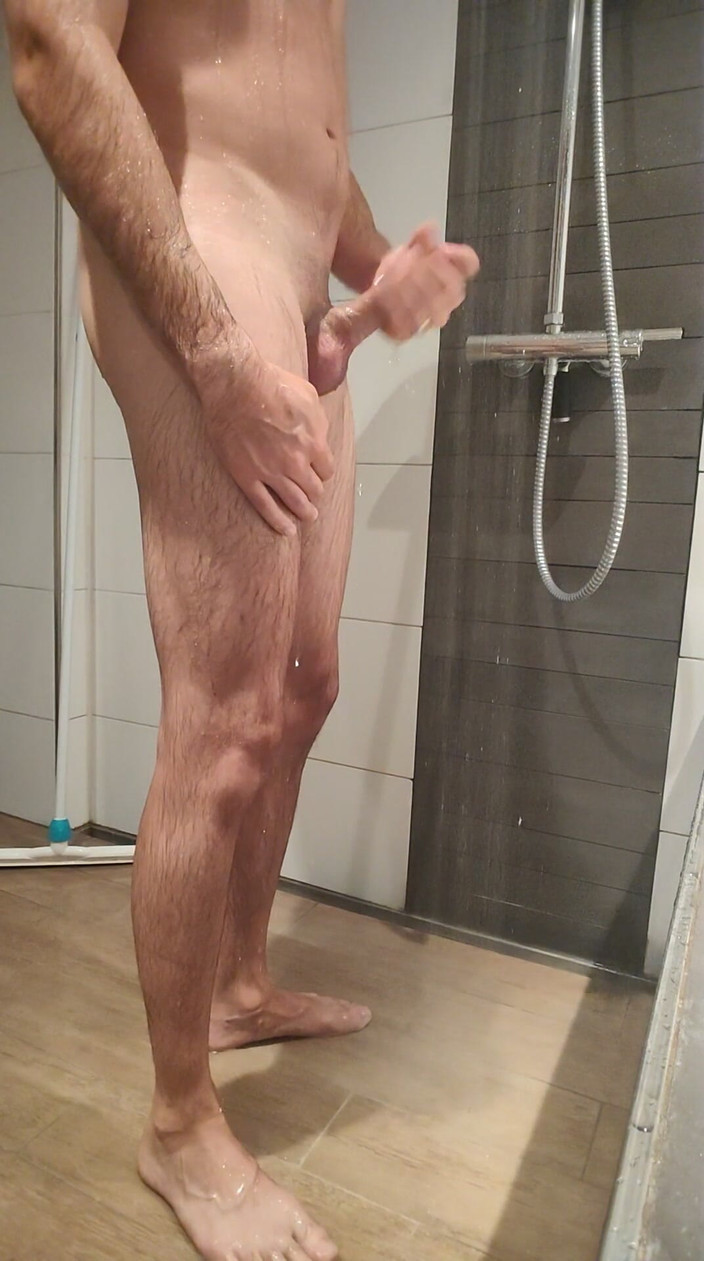 Creativezs: बिना खतना वाला कमसिन लड़का शॉवर में वीर्य निकाल रहा है