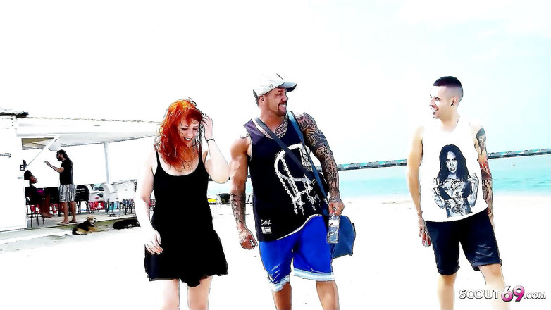 Full porn collection: 盖伊带丰满的姜青少年vicki Valkyrie在户外操她。