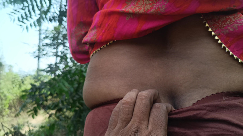 Magilmathi: Sexy krémová kundička v lese venku