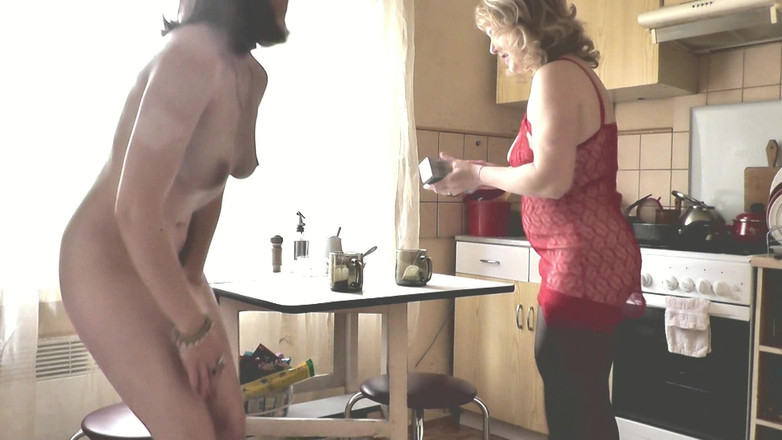 Assol: Wanita dewasa blonde dalam kelalaian lutsinar dan si rambut coklat...