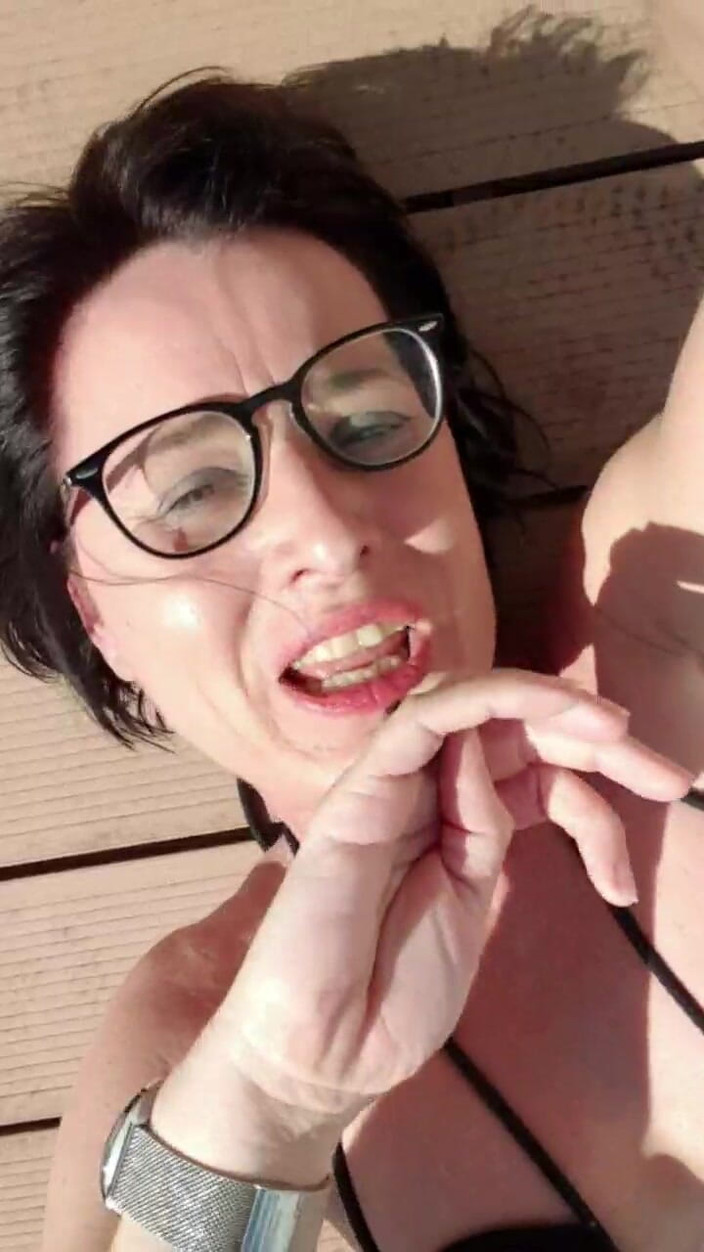 JulieEroticDress: Ejaculează cu un vibrator anal imens