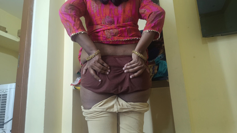 Laxi ammu: Gospodyni pokazuje uroczą piersi dla swojego przyrodniego brata