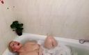 Aimee Paradise: 丰满的妈妈在淋浴时自慰并高潮