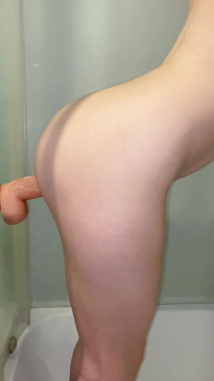 Fox Girl: लंबा बड़ा डिल्डो शॉवर में तंग चूत में गहराई तक जाता है