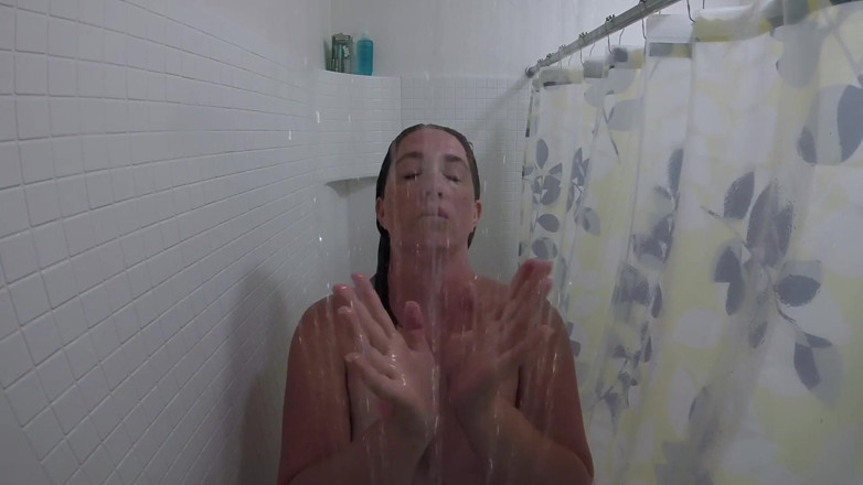 Lizzy Price: Shower time fun while singing