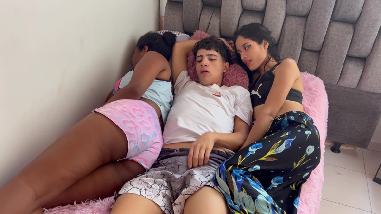 BritannySexxx: Saya berkongsi katil dengan kawan baik teman wanita saya dan...