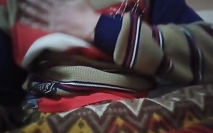 Gangbang straight: युवा बड़े स्तन वाली Sara की बेडरूम के बिस्तर पर जोरदार चुदाई