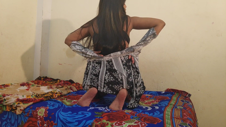 Alia Advani: Indian Hot Babe Alia w czarnej bieliźnie Robienie striptiz