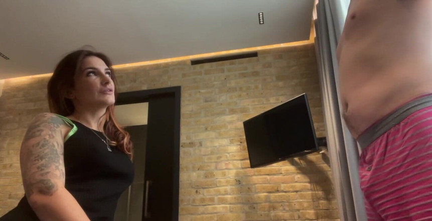 Adreena Winters: カッキーにコンドームを取りに行かせたが、彼はうまくいかなかった。