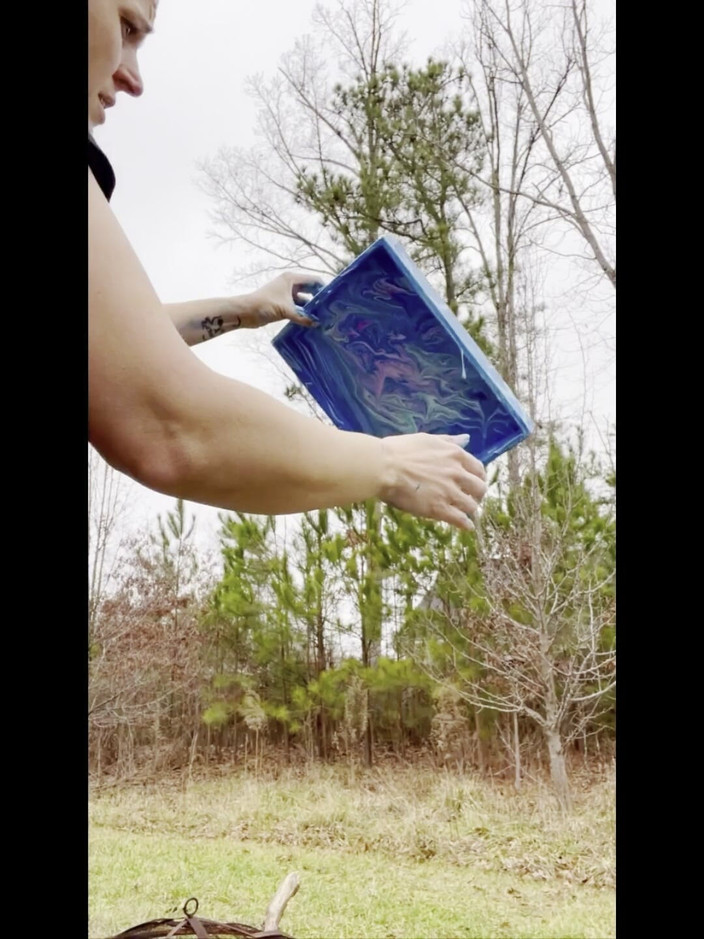 Suzy Wylde: Suzy Wylde jest twórcą, który tworzy przedmioty plastyczne i użyteczne