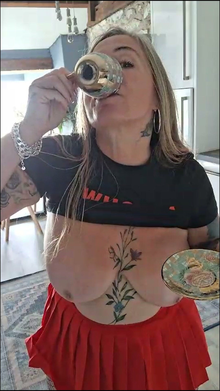 Kitty James: Wie wil er een kopje heet pissen?