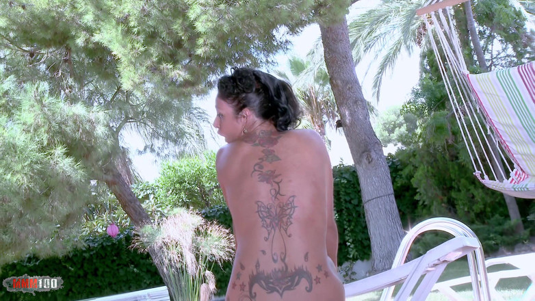 MMM100 Solo: Luciferina: 수영장에서 벌거벗은 거유 Luciferina의 예쁜