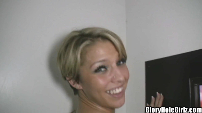Glory Hole Girlz: Tetas pequeñas bonita puta de culo redondo chupando pene en...