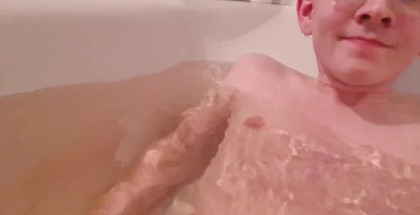 Prettyboi2000x: 在这里，我给你看我的男孩洞...我确实希望让你从这次挑逗中射精！我知道你喜欢我苗条的娘娘腔身体...不要否认！