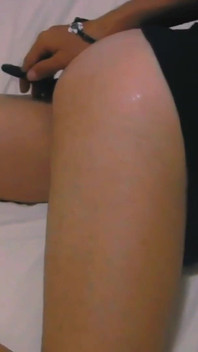 Mainan dan zakar besar dalam pantatnya