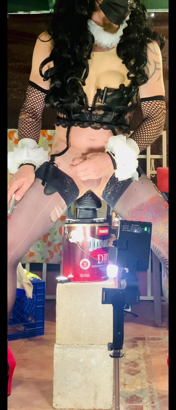 Benito414: Ragazzo femboy sexy in lingerie cavalca un grosso dildo nero