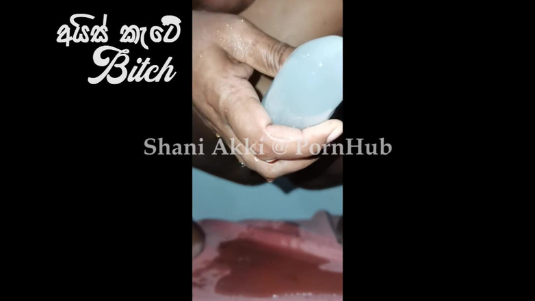 Shani Akki: Шри-ланкийская зрелая дама играет с леди-дилдо играет с дилдо