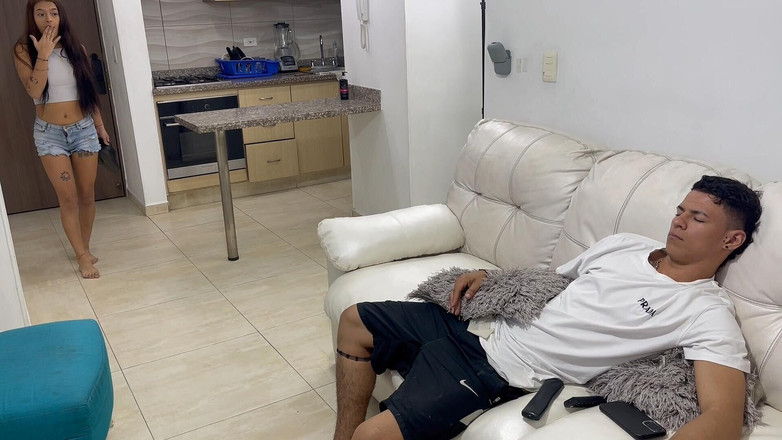 Kyleipalvin: 파티 후 늦게 도착하고 처벌로 내 작은 의붓여친이 그녀를 존나게 따먹어