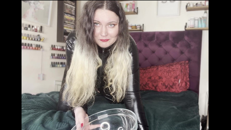 MissFFW: Miss Ffw mengambil kencing besar memakai pakaian kucing wanita lain