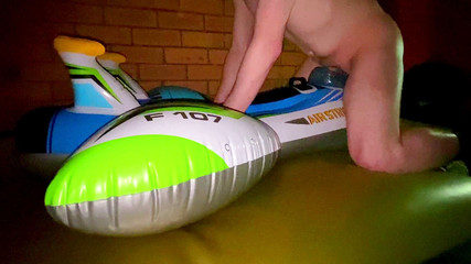 Aussie bi boy: Blue Intex šuká do letadla na vodní posteli