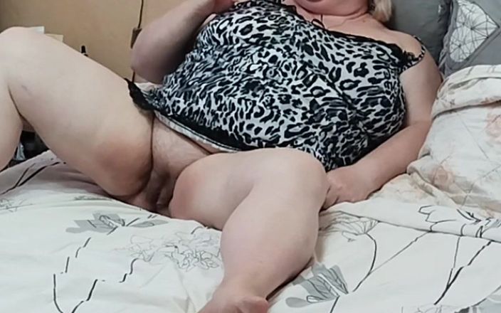 Zona901: 보지에 새로운 섹스 토이를 시도하는 시어머니